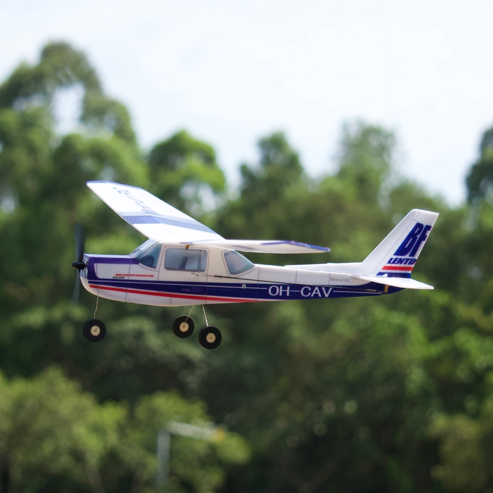 Kids Toys Channel - MinimumRC-Kit de avión azul Cessna152 de